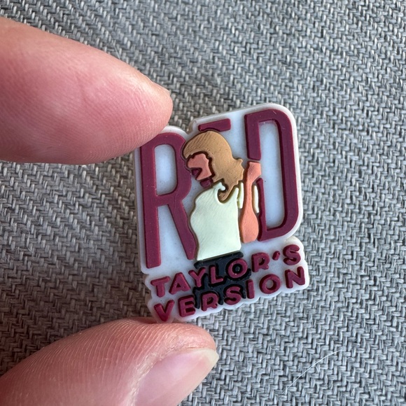 Taylor Swift Croc Pin - Taylor’s Version Red - Picture 1 of 4